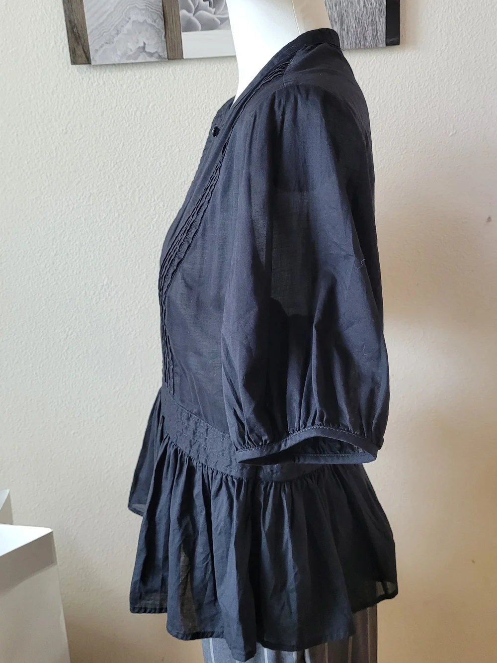 Banana Republic Black Keyhole Picot Pintuck Peplum Hem Top